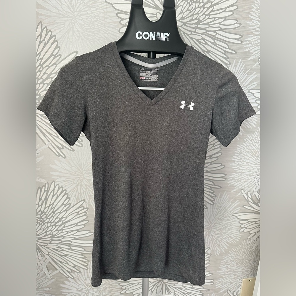 Under Armour V Neck T-Shirt Size SM